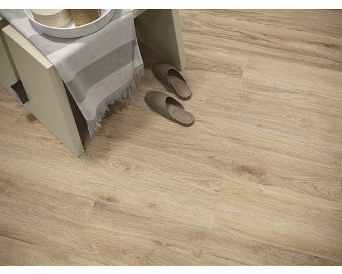Sol vinyle clair aspect bois, étagère et chaussons