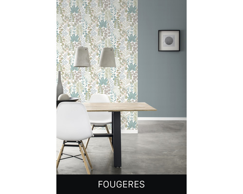 Salle à manger avec table, chaises, suspensions et papier peint à motifs de feuilles