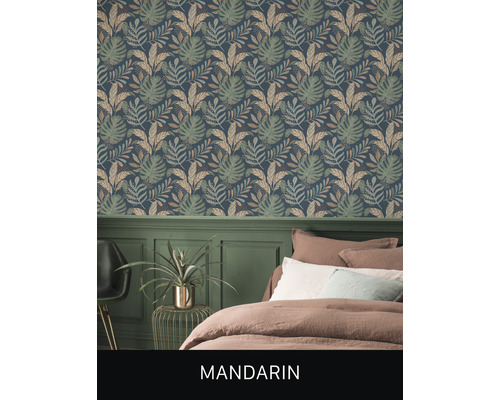 Zimmer mit floraler Vliestapete und Bett