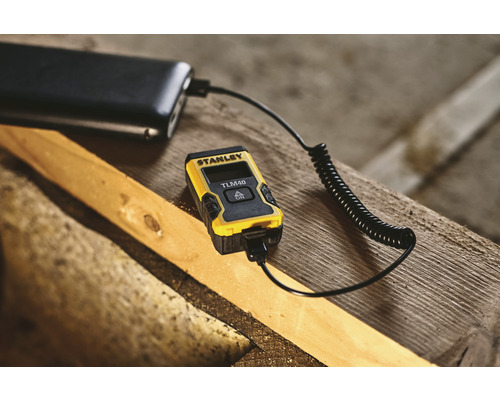 Télémètre laser Stanley TLM40 en charge avec un câble USB