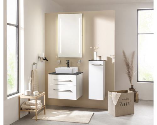 Salle de bains moderne avec meuble sous-lavabo, armoire de toilette avec éclairage et armoire haute.