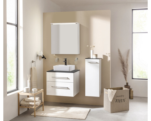 Salle de bain avec lavabo, meuble bas, armoire de toilette et panier à linge
