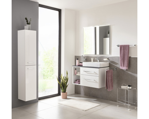 Salle de bain avec lavabo, armoire de toilette et armoire haute