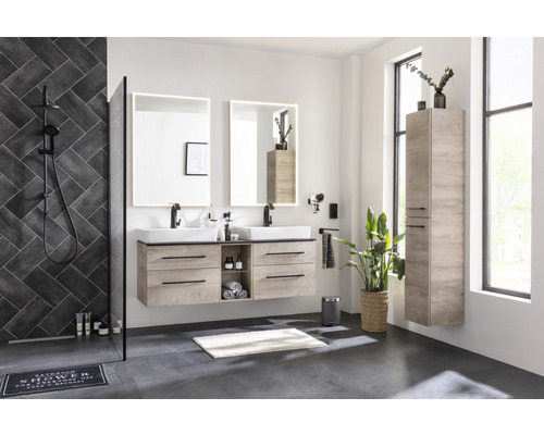 Salle de bain moderne avec lavabo, miroirs avec éclairage, espace douche et armoire haute aspect bois