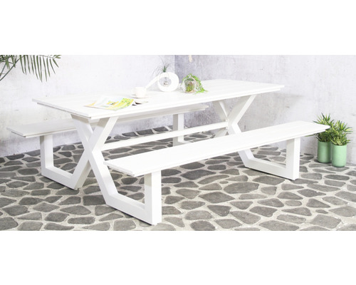 Weißer Gartentisch mit zwei Bänken