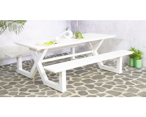 Weißer Gartentisch mit Bänken für den Außenbereich