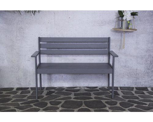 Gartenbank aus Holz mit Armlehne