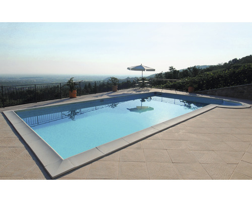 Piscine rectangulaire dans le jardin avec vue sur le paysage