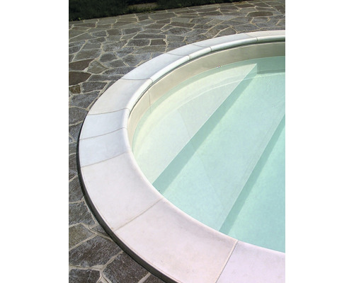 Detailaufnahme eines runden Pools mit umlaufender Beckenrandbefestigung aus Stein