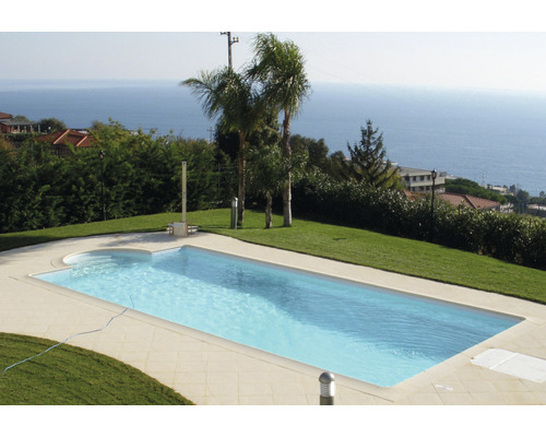 Rechteckiger Pool im Garten mit Blick auf das Meer