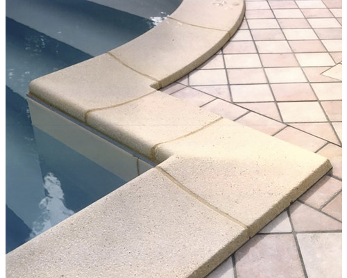 Detailansicht eines Schwimmbeckens mit Beckenrandsteinen und Fliesenboden