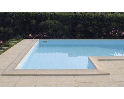 Schwimmbecken mit Beckenrandsteinen und umlaufender Terrasse