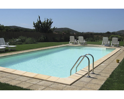 Schwimmbecken im Garten mit Liegestühlen und Leiter
