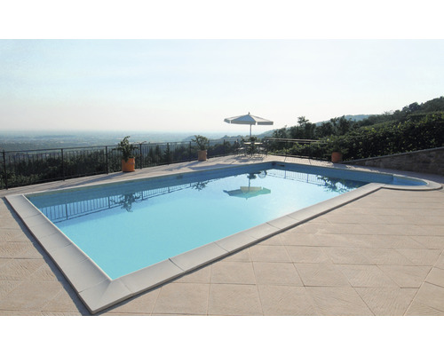 Schwimmbecken im Aussenbereich mit Terrasse und Blick auf die Landschaft