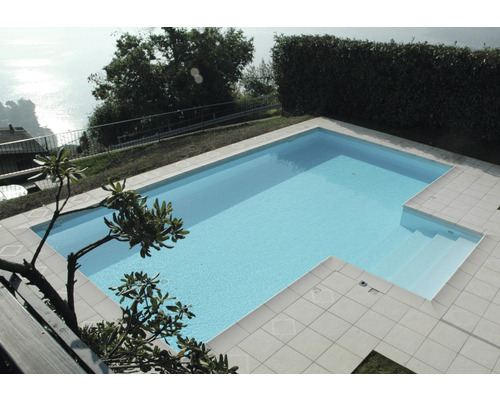 Schwimmbad im Freien mit Fliesen und Treppe