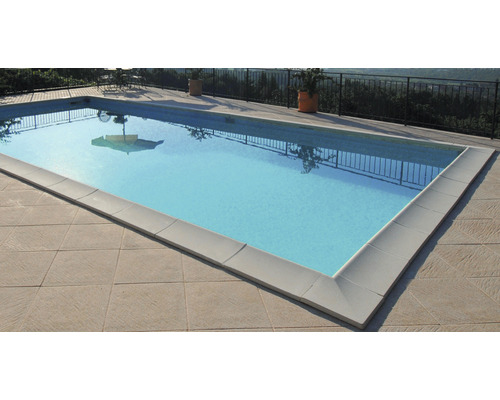 Piscine rectangulaire avec sol carrelé