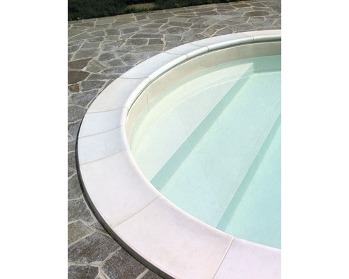 Vue détaillée d''une piscine ronde avec bordure en pierre et marches intégrées