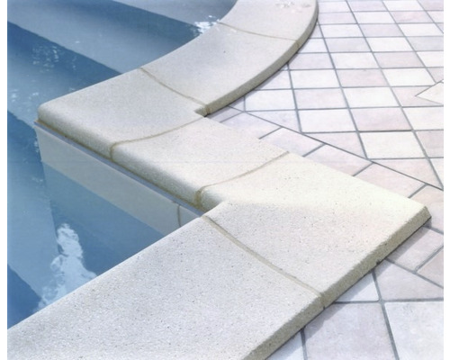 Piscine avec margelles et sol carrelé