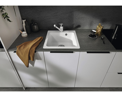 Évier de cuisine avec robinet dans une cuisine au design moderne.