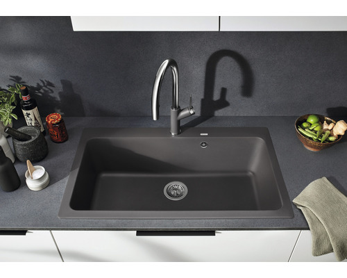 Dunkelgraue Küchenspüle mit Armatur auf einer Küchentheke