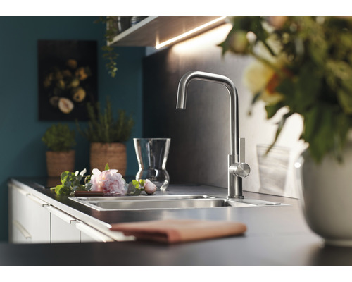 Küchenszene mit Spüle und Armatur auf Arbeitsplatte