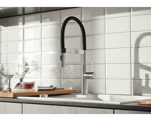 Scène de cuisine avec robinet d''évier et ustensiles de cuisine