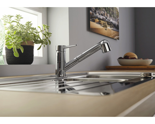 Scène de cuisine avec robinet d''évier, évier et décoration