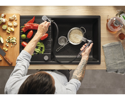 Vue de dessus : évier avec robinetterie, des légumes sont lavés