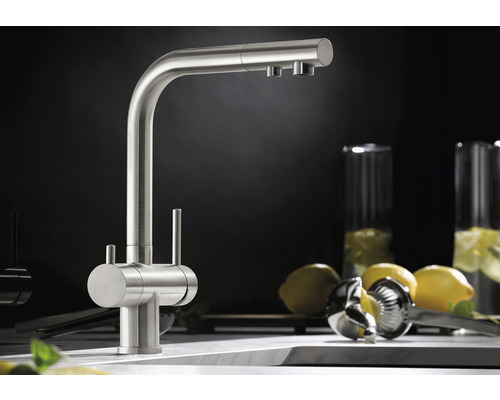 Robinet de cuisine en métal avec bec haut sur fond sombre