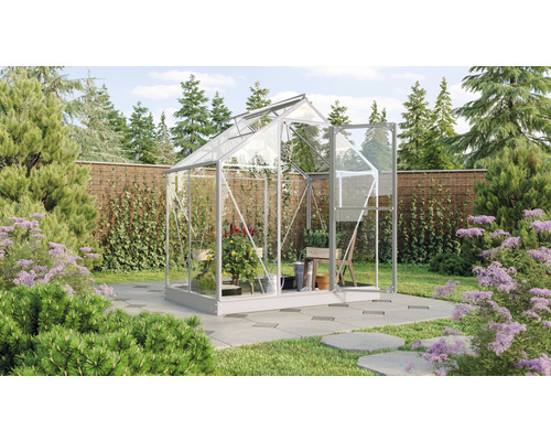 Gewächshaus Vitavia Triton 2500 Sicherheitsglas 3 mm 198 x 131 cm silber Gewächshaus mit Pflanzen und Gartengeräten im Garten