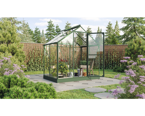 Serre avec plantes dans le jardin