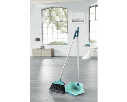 Kehrgarnitur mit Besen und Kehrschaufel im Innenraum