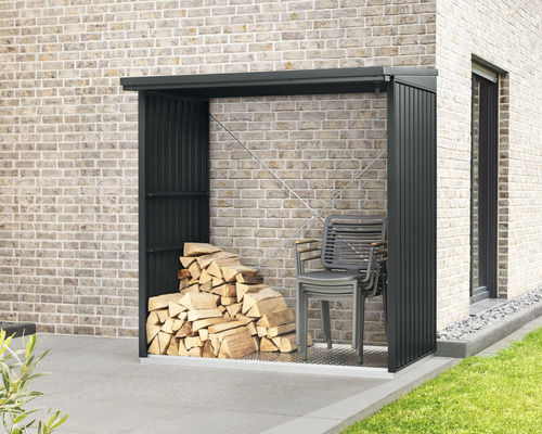 Abri à bois avec pile de bois et chaises