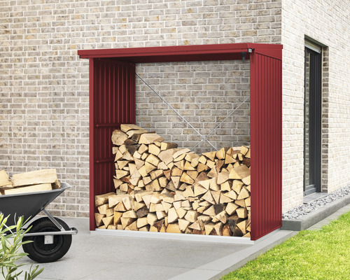 Holzlagerregal gefüllt mit Brennholz neben einer Schubkarre