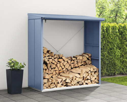 Stockage de bois avec bois et plante