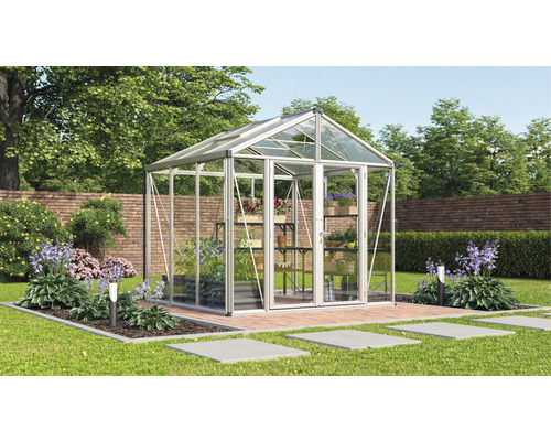 Serre avec étagères à plantes dans le jardin