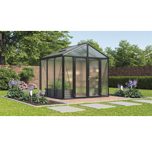 Gewächshaus aus Glas und Metall im Garten