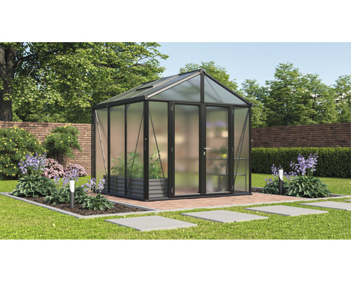 Gewächshaus im Garten mit Pflanzen und Blumen