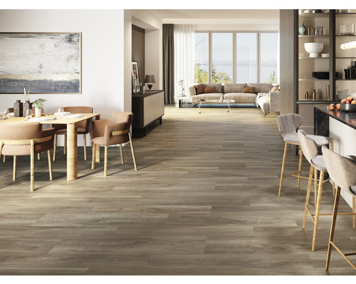 Espace de vie lumineux avec plancher en bois, table à manger, chaises, tabourets de bar et canapé.