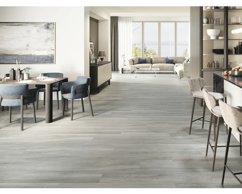 Salon lumineux avec table à manger, chaises, tabourets de bar, canapé et parquet