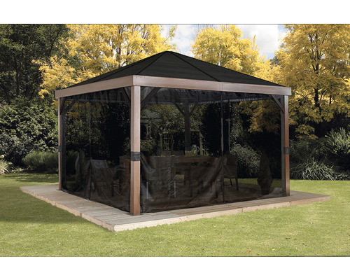 Tonnelle de jardin avec moustiquaire sur une terrasse