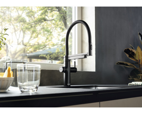 Scène de cuisine avec robinet noir moderne avec bec pivotant