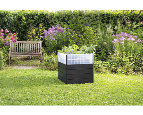 Jardinière surélevée en plastique dans le jardin