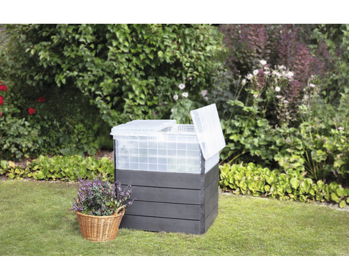 Composteur en bois et plastique avec couvercle ouvert dans le jardin.