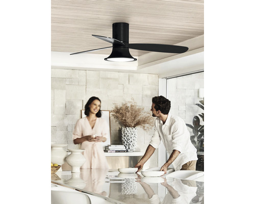 Szene eines Innenraums mit einem Deckenventilator mit integrierter Beleuchtung über einem Tisch