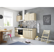 Cuisine claire avec kitchenette, table à manger et chaise haute