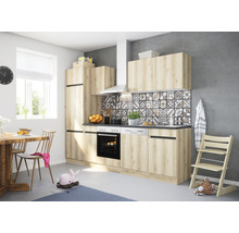 Cuisine lumineuse avec table à manger, chaise haute et carreaux décoratifs