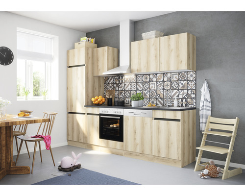 Cuisine lumineuse avec table à manger, chaise haute et carreaux décoratifs
