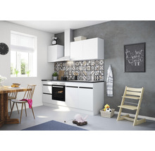 Cuisine lumineuse avec armoires de cuisine blanches, table à manger et chaise haute pour enfant