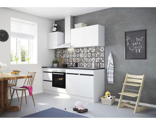 Cuisine lumineuse avec armoires de cuisine blanches, table à manger et chaise haute pour enfant
